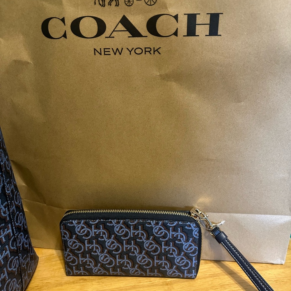 Brand New Coach Women's Navy Long Zip Around Wallet